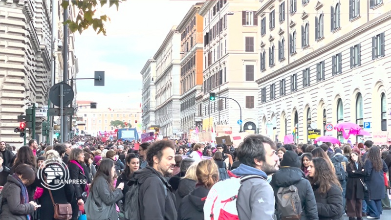 Iranpress: إيطاليا.. آلاف الأشخاص يتظاهرون تنديدا بالعنف ضد المرأة