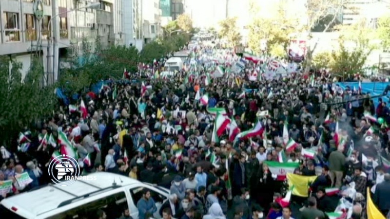 Iranpress: مسيرات يوم مقارعة الاستكبار العالمي بمشاركة طلابية حاشدة 
