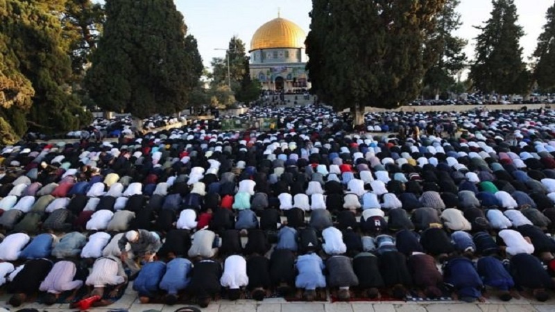 Iranpress: آلاف المصلين يلبون نداء الفجر العظيم في المسجد الأقصى ومساجد الضفة