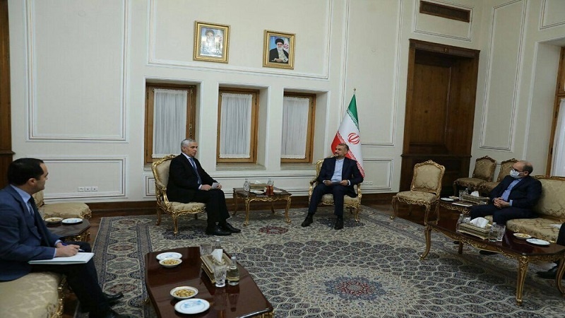 Iranpress: وزير الخارجية الإيراني يؤكد دعم طهران لمنظمة إیکو
