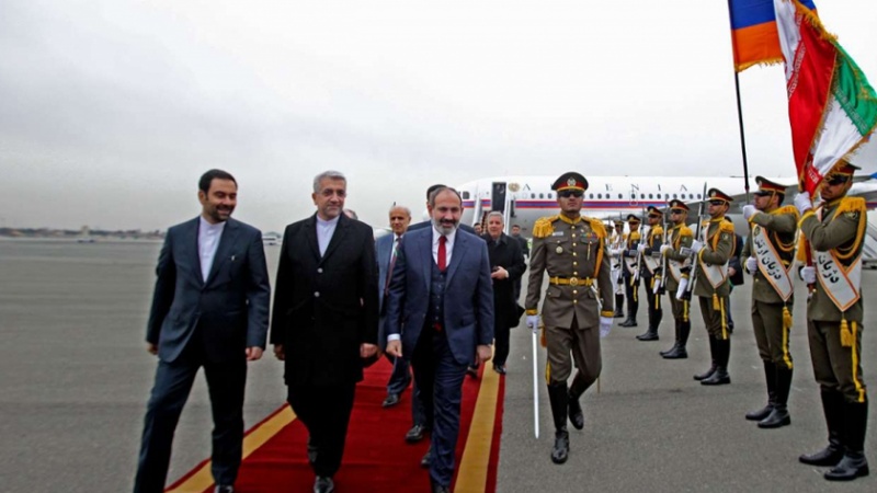 Iranpress: رئيس الوزراء الأرميني يصل طهران 