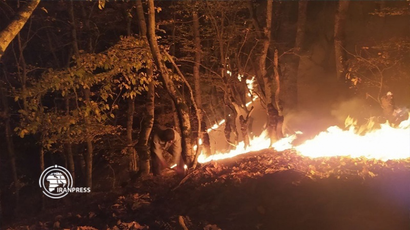 ایران پرس:  ادامه آتش‌سوزی جنگل‌های رستم‌آباد گیلان 