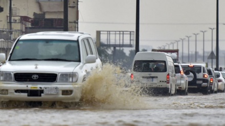 شاهد بالفيديو..فيضانات تغمر الشوارع وتجرف السيارات في مكة المكرمة