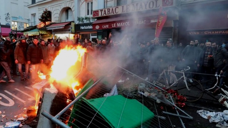Iranpress: استمرار المواجهات في باريس بين الجالية الكردية والشرطة 