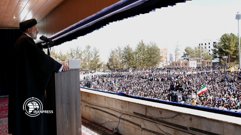 Iranpress: رئيسي: الشعب الإيراني أحبط مخططات العدو ببصيرته