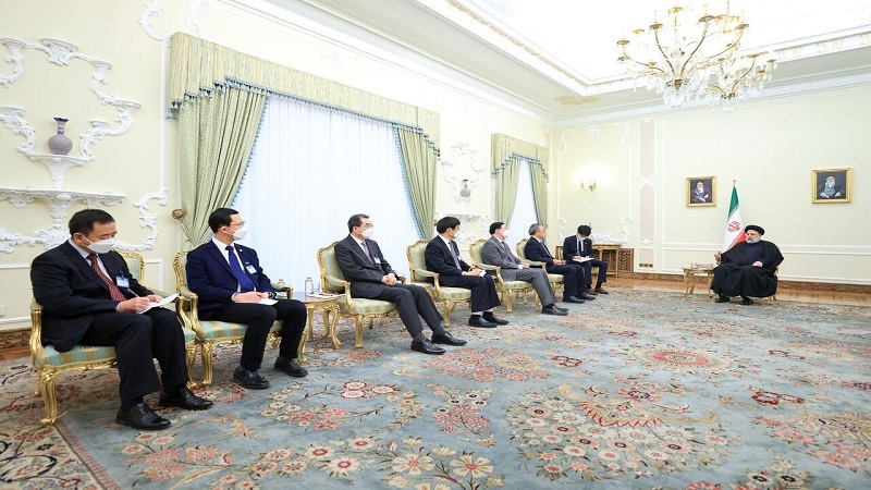 Iranpress: رئيسي: موقف الرئيس الصيني خلال رحلته إلى المنطقة تسبب باستياء إيران