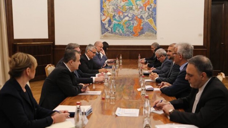 Iranpress: وزير الخارجية يلتقي الرئيس الصربي