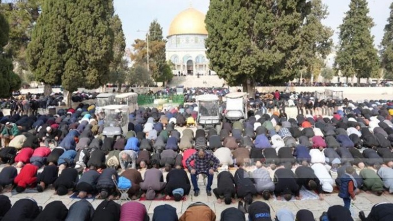 Iranpress: فلسطين .. عشرات الآلاف يؤدون صلاة الجمعة في المسجد الأقصى
