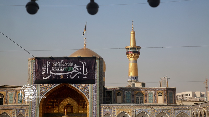 Iranpress: أجواء روحانية في الحرم الرضوي في مشهد بذكرى استشهاد فاطمة الزهراء (سلام الله عليها)
