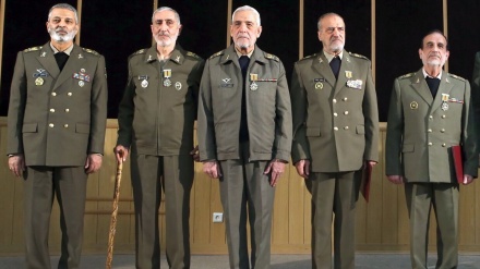 اهدای نشان فداکاری به فرماندهان پیشین نیروی زمینی ارتش جمهوری اسلامی ایران 