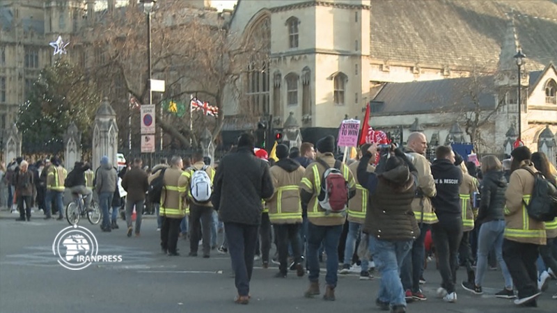 Iranpress: لندن تشهد احتجاجات لموظفي الدفاع المدني