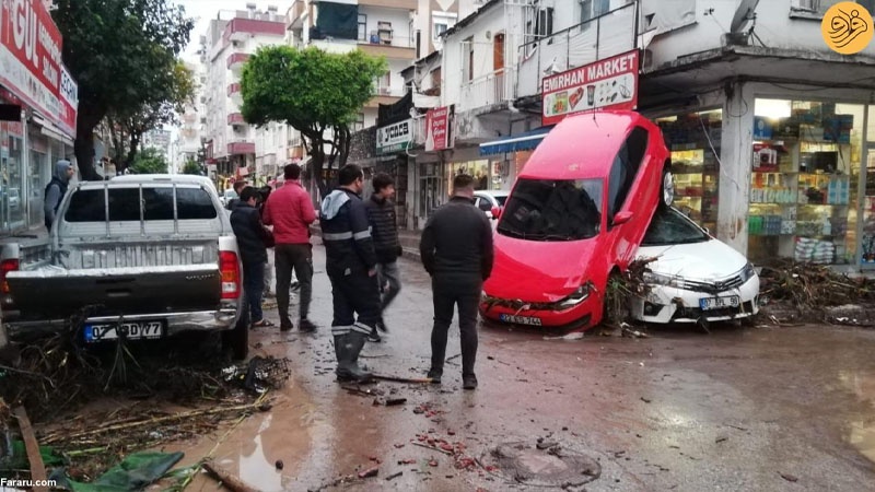 Iranpress: السيول تجتاح شوارع أنطاليا التركية