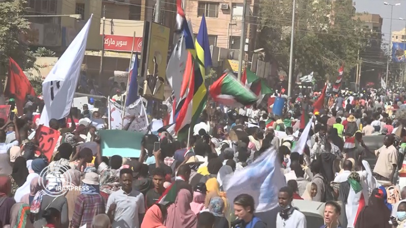 Iranpress: سودانيون يتظاهرون في ذكرى الانتفاضة