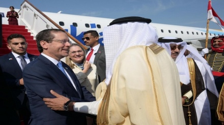 رئيس الاحتلال الإسرائيلي يصل البحرين 