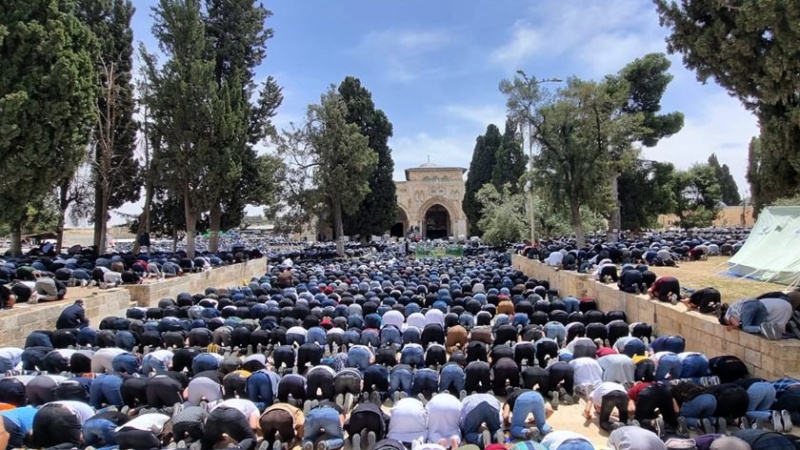 Iranpress: 60 ألفا يؤدون صلاة الجمعة في رحاب المسجد الأقصى