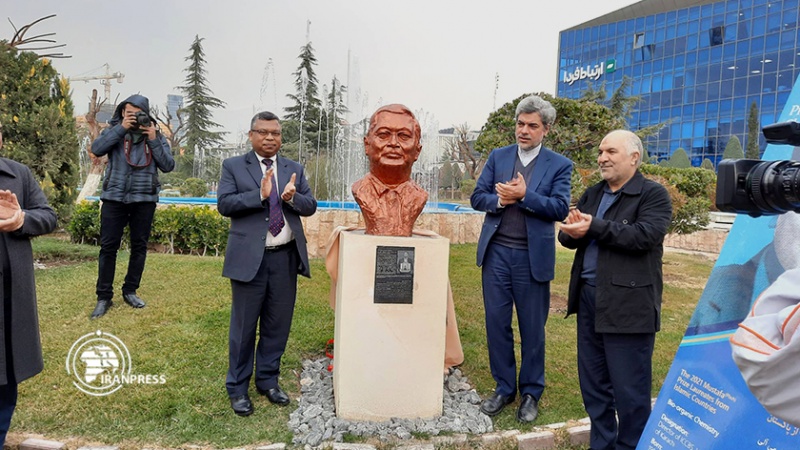 Iranpress: إزاحة الستار عن تماثيل رأسية لكبار علماء العالم في حديقة ‘برديس’ التكنولوجية