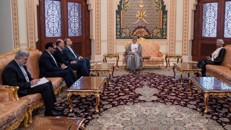 Iranpress: وزير الخارجية الإيراني يلتقي سلطان عمان