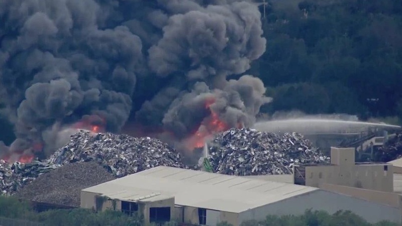 Iranpress: اندلاع حريق ضخم في مركز لإعادة تدوير النفايات في فلوريدا