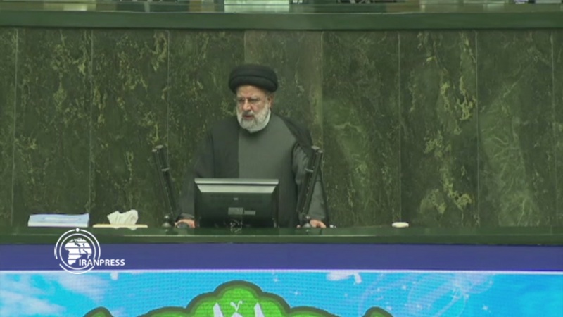 Iranpress: الرئيس الإيراني يحضر تحت قبة البرلمان.. فضح الأعداء مرة أخرى