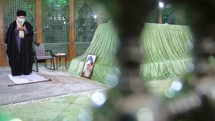 حضور رهبر انقلاب اسلامی در حرم امام خمینی (س) و گلزار شهدای بهشت زهرا