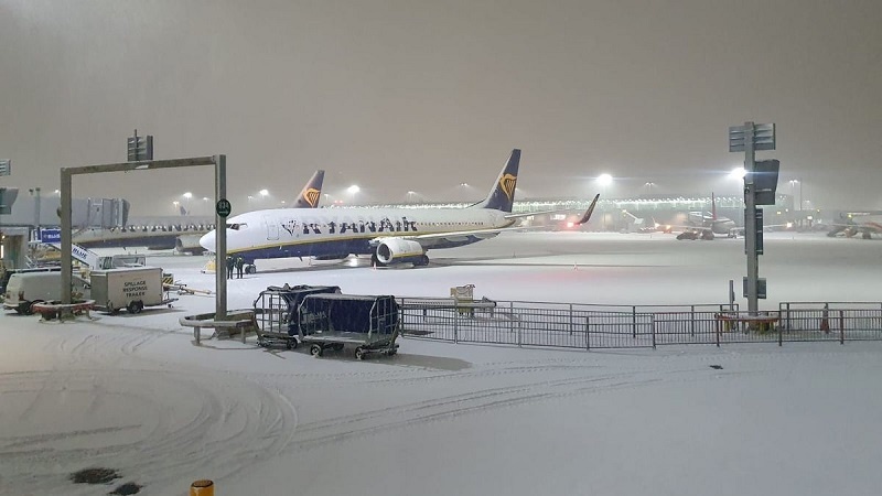 Iranpress: الثلوج تتسبب بإلغاء 57 رحلة جوية بمطار مشهد الدولي