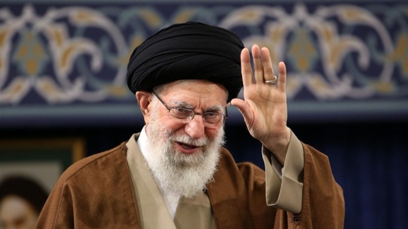Iranpress: قائد الثورة يستقبل منشدين دينيين