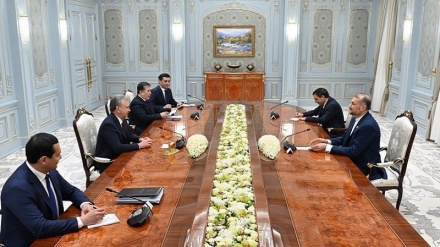 الرئيس الأوزبكي يستقبل وزير الخارجية الإيراني في القصر الرئاسي