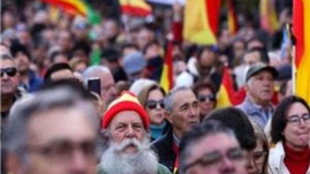 مئات الآلاف يتظاهرون ضد الحكومة الإسبانية