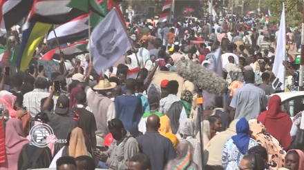 تظاهرات میلیونی سودانی‌ها؛ نظامیان از قدرت کنار بروند 