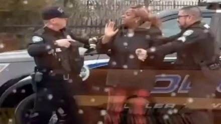 شرطي أمريكي يلكم سيدة من أصول أفريقية بطريقة وحشية (شاهد)
