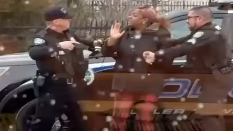 Iranpress: شرطي أمريكي يلكم سيدة من أصول أفريقية بطريقة وحشية (شاهد)