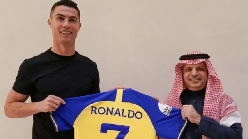 Iranpress: كريستيانو رونالدو يحط الرحال في الرياض بعد انضمامه إلى نادي النصر السعودي