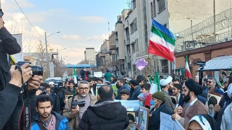 Iranpress: تجمع أمام السفارة الفرنسية في طهران احتجاجاً على إساءة مجلة شارلي إبدو