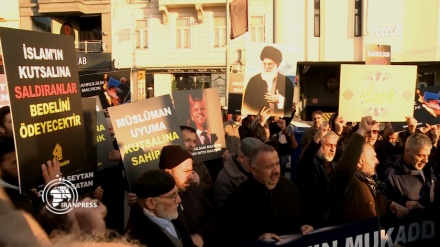تجمع أمام القنصلية الفرنسية في إسطنبول تنديدا بإساءة ‘شارلي إيبدو’ 
