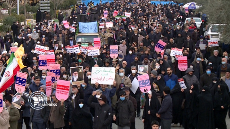 Iranpress: شاهد بالفيديو..مسيرات حاشدة في إيران تنديدًا بالإساءة إلى المرجعية الدينية