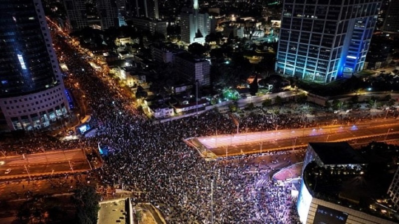 Iranpress: عشرات الآلاف الإسرائيليين يتظاهرون ضد حكومة نتنياهو في تل أبيب