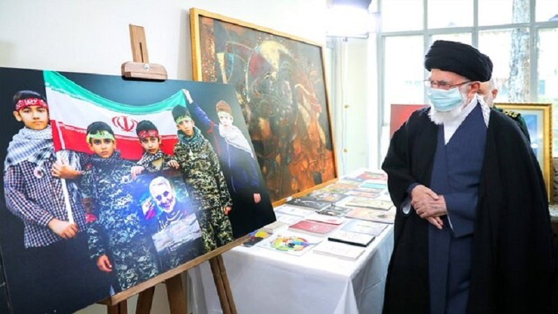 Iranpress: سماحة القائد يزور معرض الإنتاجات الثقافية الفنية المتعلقة بـ الشهيد سليماني