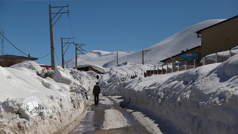 Iranpress: إعادة فتح الطرق الريفية المغطّاة بالثلوج الكثيفة في كوهرنج