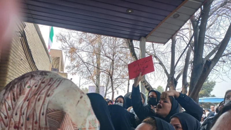 ایران پرس: تجمع گروهی از والدین مقابل فرمانداری قم درپی مسمومیت سریالی دانش آموزان