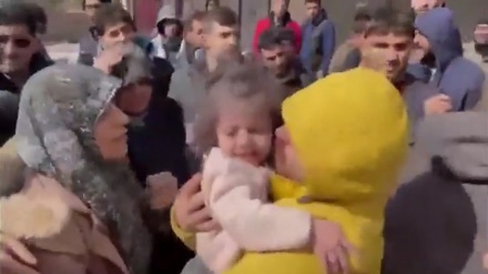 ببینید: تصاویر تکبیر خوشحالی مردم از لحظه نجات یک دختر بچه از زیر آوار