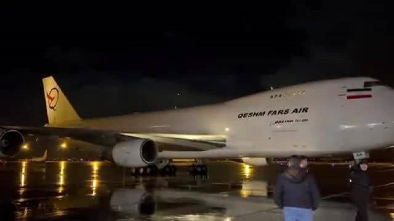 Iranpress: طائرة إيرانية تحمل مساعدات للمنكوبين بالزلزال تصل إلى مطار دمشق