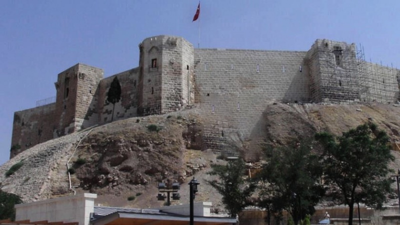 Iranpress: شاهد .. شدة دمار الزلزال التركي وتدمير قلعة "غازي عنتيب" التاريخية
