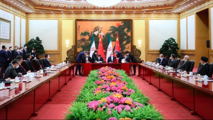 إيران والصين توقعان 20 وثيقة التعاون خلال زيارة رئيسي إلى بكين