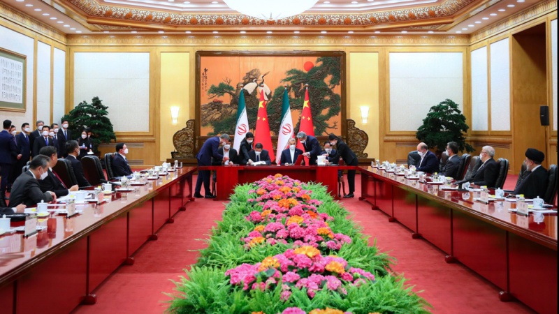 Iranpress: إيران والصين توقعان 20 وثيقة التعاون خلال زيارة رئيسي إلى بكين