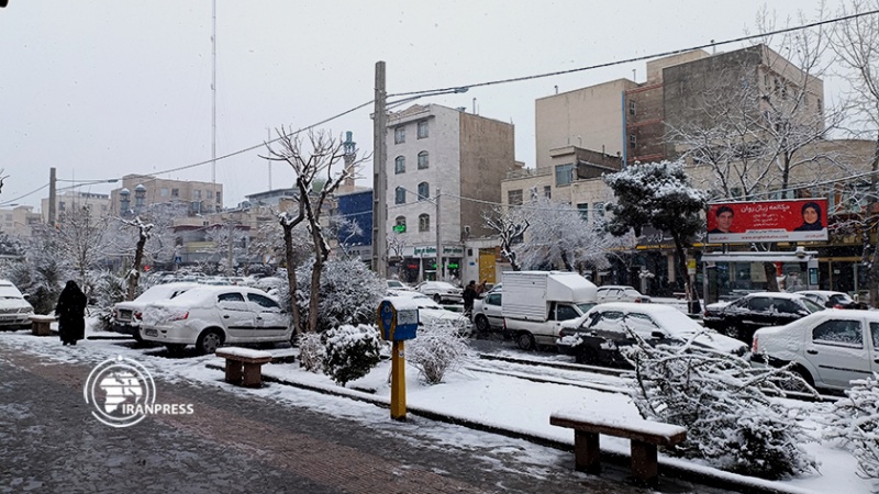 Iranpress: الثلوج تغطي محافظتي طهران وألبرز