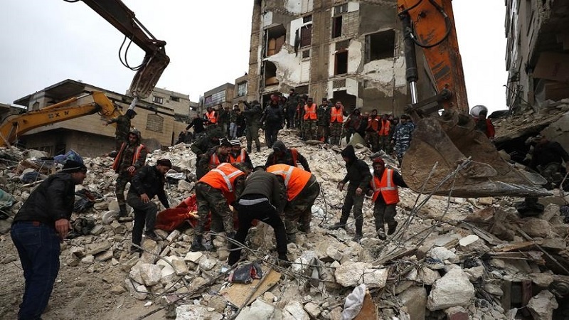 Iranpress: كم يوما يبقى الإنسان على قيد الحياة تحت أنقاض الزلازل؟