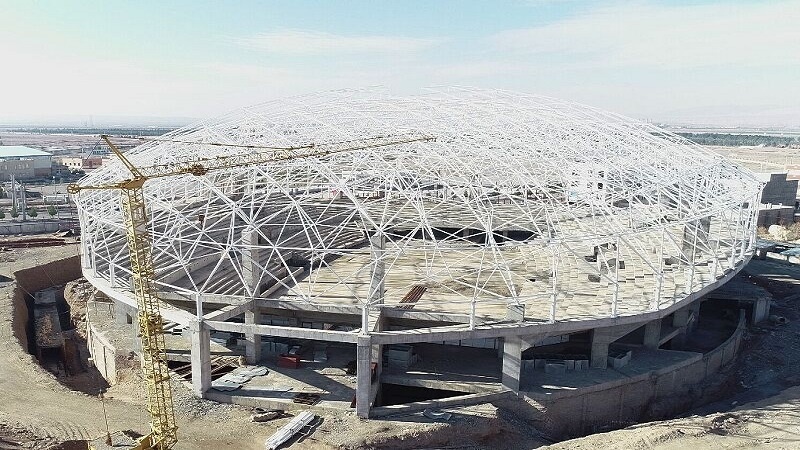 ایران پرس: ببینید؛ ریزش سقف ورزشگاهی که هنوز ساخته نشده است!