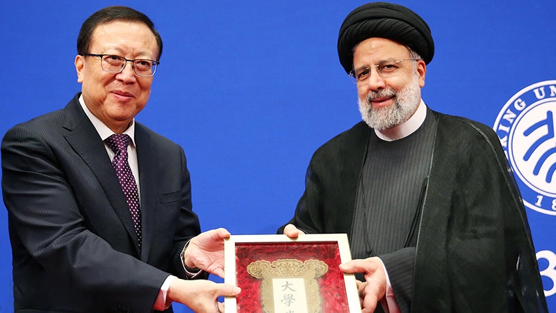 Iranpress: جامعة بكين تمنح رئيس الجمهورية إبراهيم رئيسي شهادة أستاذ فخري