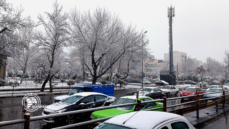 Iranpress: طهران تكتسي باللون الأبيض بعد تساقط الثلوج