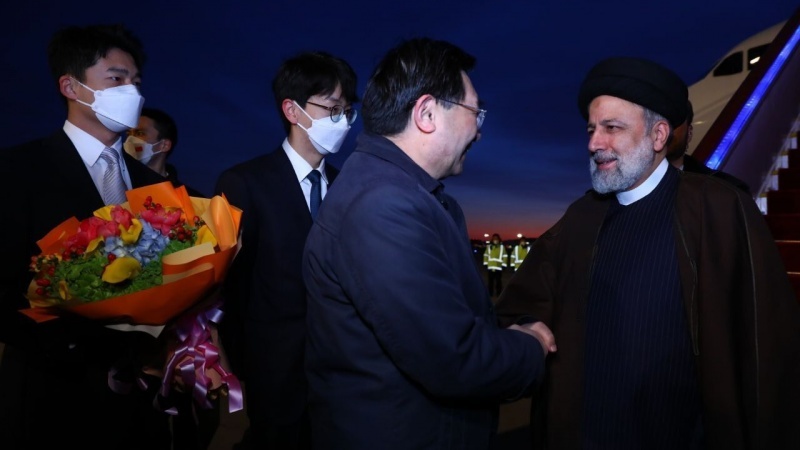 Iranpress: رئيسي يصل إلى بكين